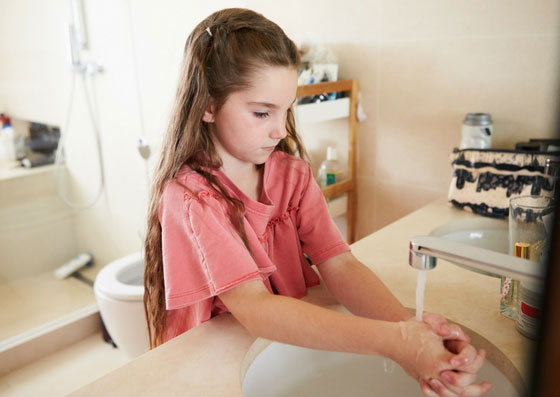 Criança mantendo o hábito de higiene, lavando suas mãos