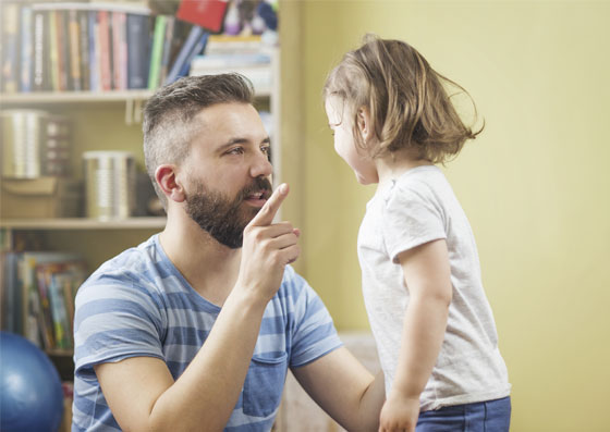 Pai conversando com a filha, falando sobre responsabilidades