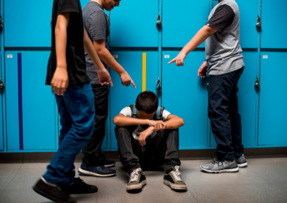 Crianças fazendo bullying de forma violenta em um colega de escola