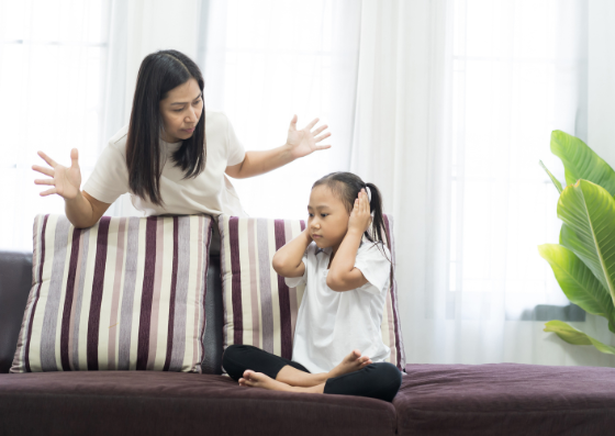Como parar de gritar com os filhos? Mãe aparece gritando com a filha no sofá