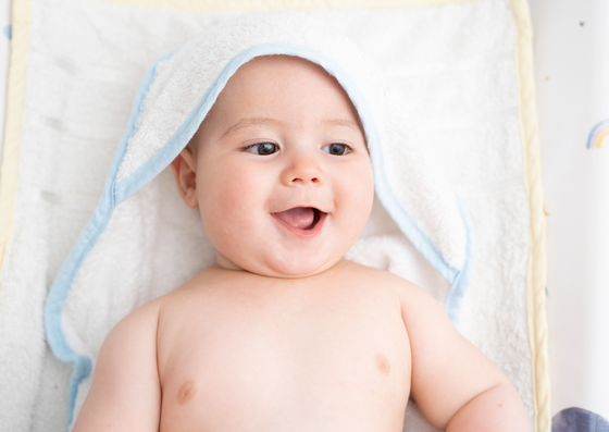 Desenvolvimento do bebê com 8 meses. Criança sorrindo