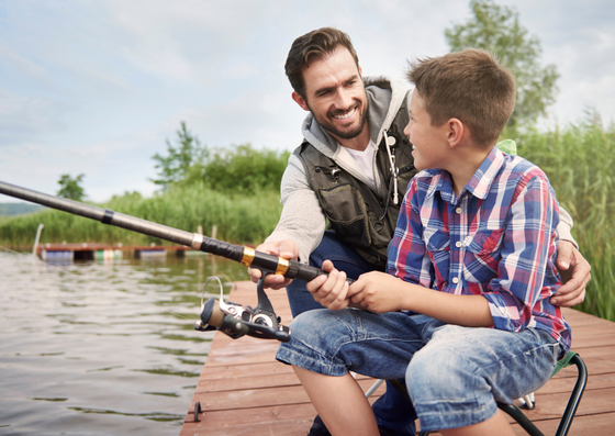 Características dos pais superprotetores. Pai e filho pescando juntos